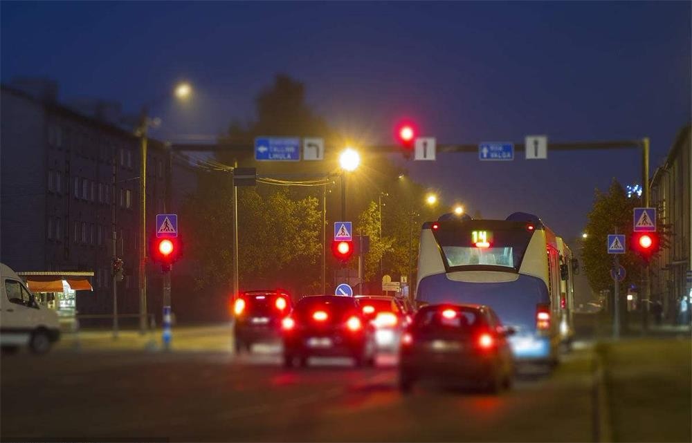 开车等红绿灯,很多老司机都做错了,一个动作就看出你会不会开车