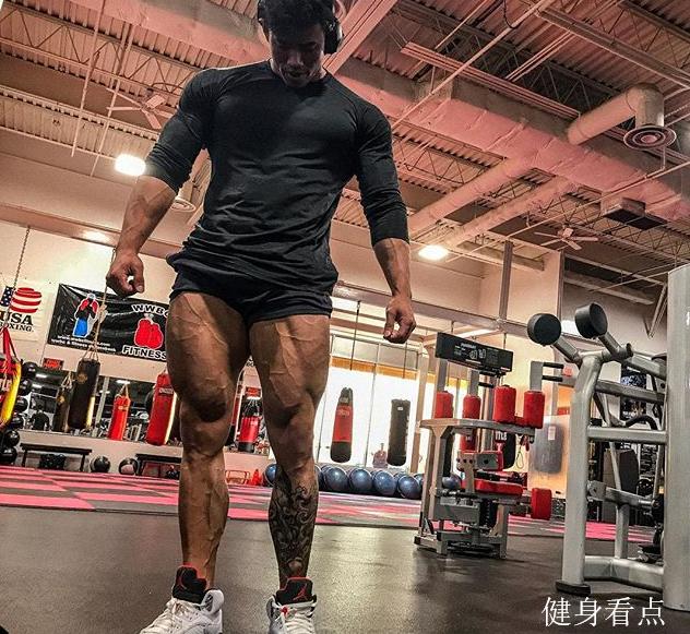 23岁亚裔健身7年,肌肉强壮青筋暴突,变得更大是他唯一的目标