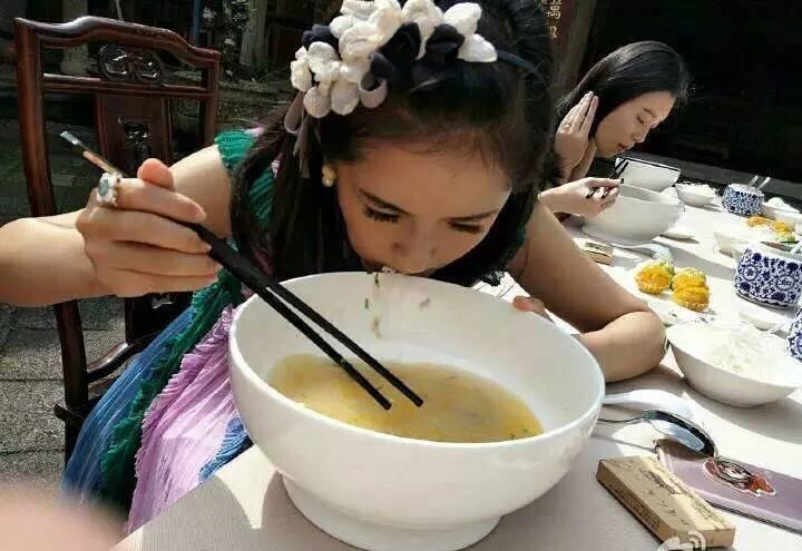 谢娜自黑吃饭超大碗还喝汤超模奚梦瑶眼神特别
