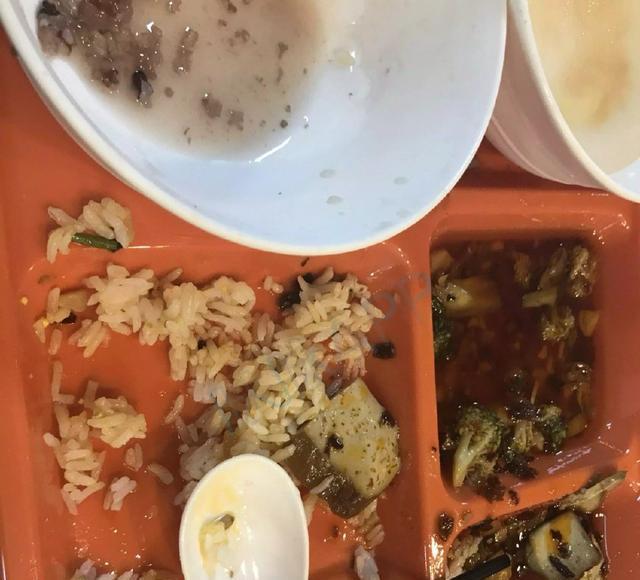 富士康某员工夸赞工厂食堂不错,符合口味并晒出了吃光的餐盘