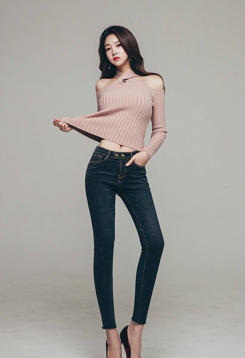 腿长腰细的女子,很适合这样的牛仔裤