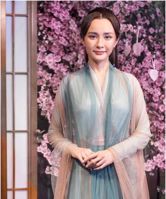 杨幂邓紫棋假扮美艳蜡像吓粉丝, 我却被亲掉色的鹿晗蜡像气笑了