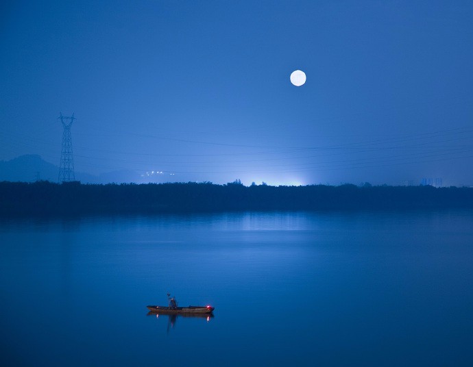 静看明月徐徐出,别有幽人立小庭