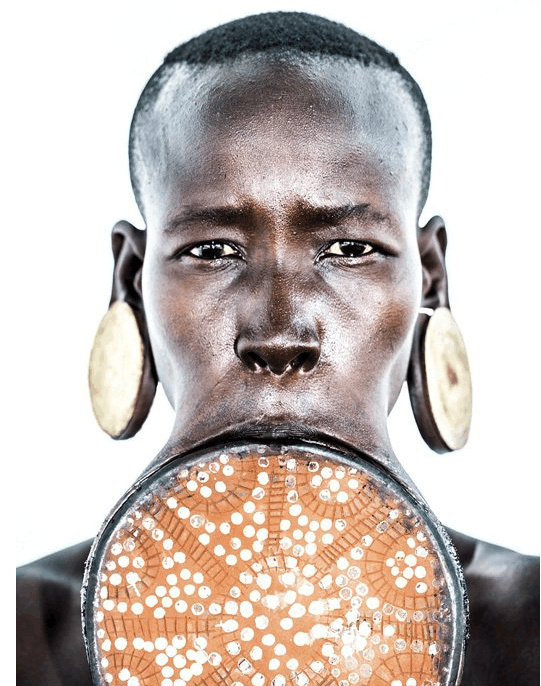 唇盘族女孩嘴唇像盘子一样大揭秘她们如何接吻吃饭