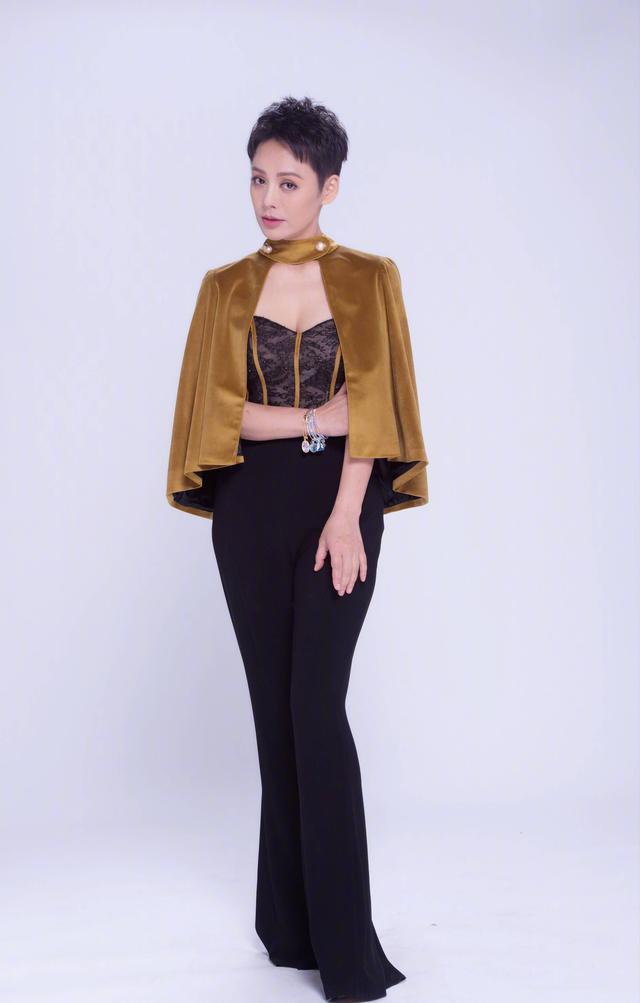 差不多身高,宁静比刘嘉玲高半个头,网友:都在靠高跟鞋撑气场!