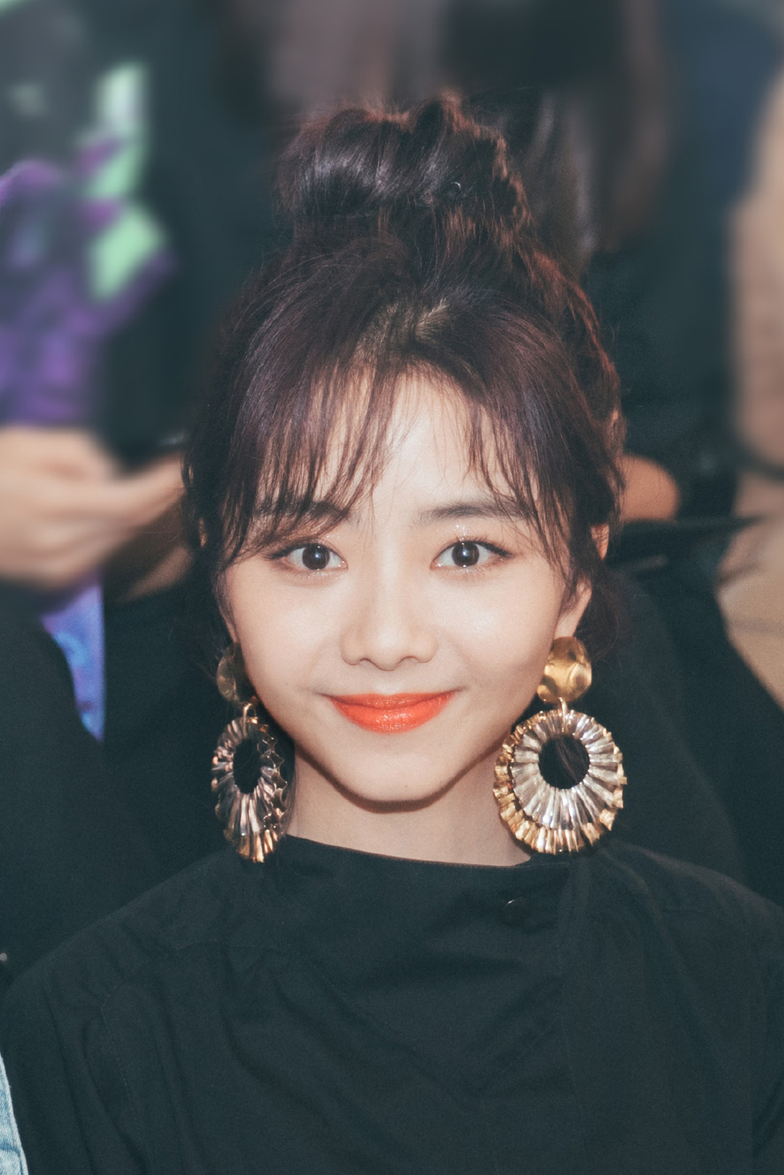 谭松韵厉害了,同样都是丸子头,搭配夸张耳环,差别这么大?