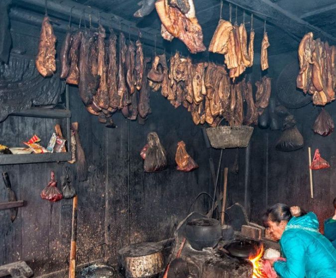 在房梁上悬挂了40年的腊肉,乌黑发亮,当传家宝,还能吃么?