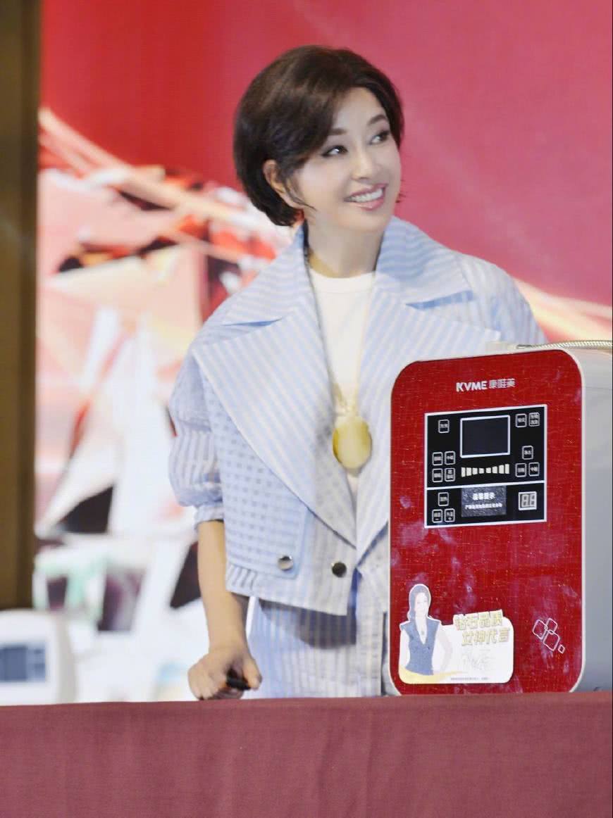 63岁刘晓庆和60岁刘莉莉近照对比,还是自然脸看着舒服