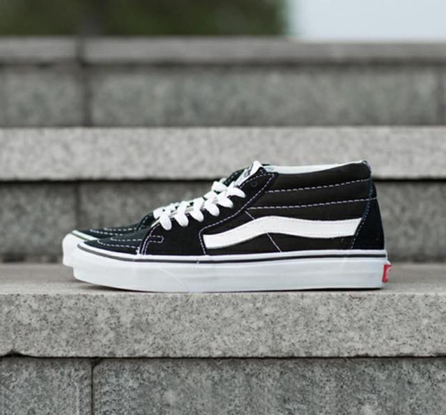 余文乐上脚 vans sk8 mid 黑白经典款中帮复古鞋
