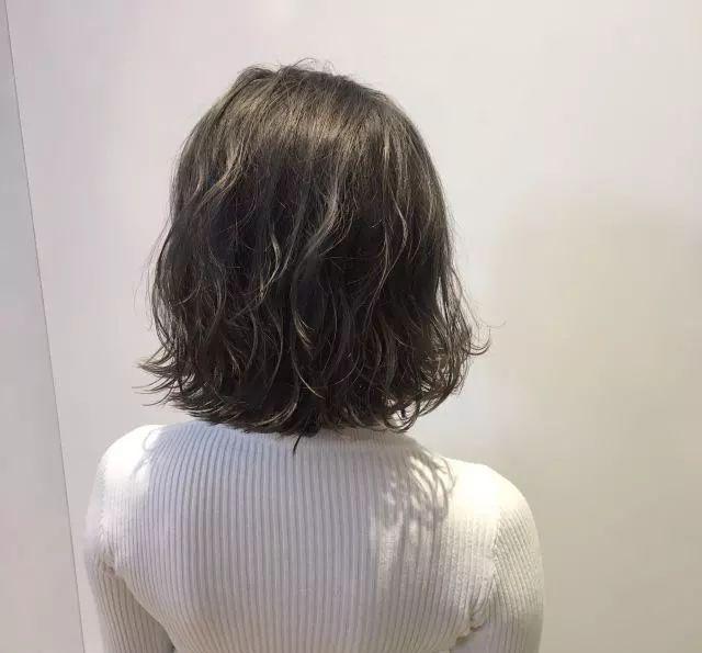 这款心机染非常有特色,头发表面是饱满的草木灰,在灰色下面,却是满满