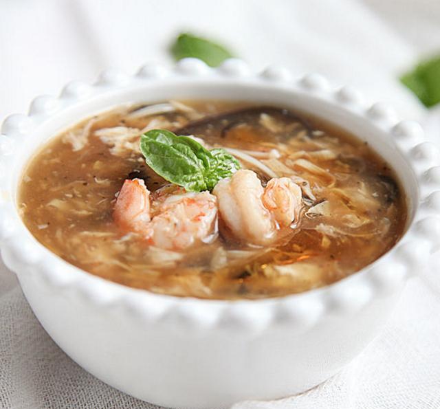 这么美味的鲜虾酸辣汤, 表哥来说不上档次, 喝两口他就傻眼了