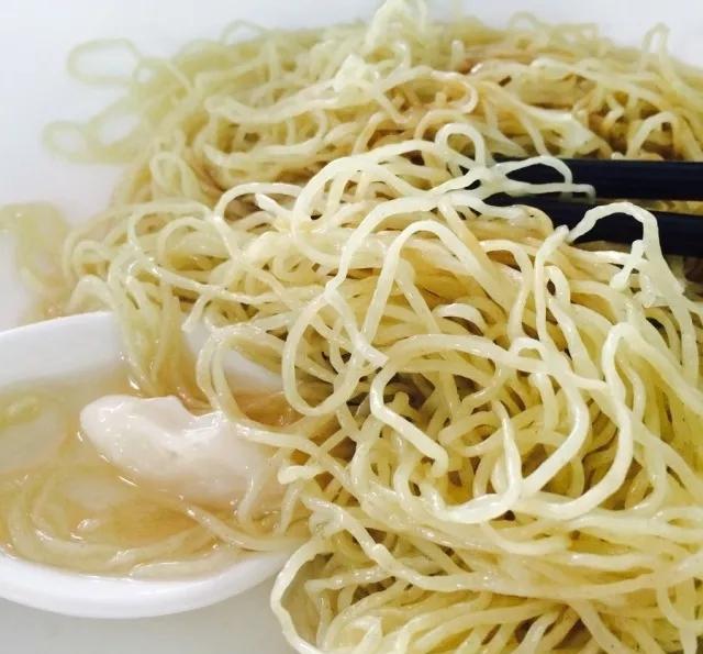 捞好的碱水面外面裹上了一层猪油,油亮油亮哒.