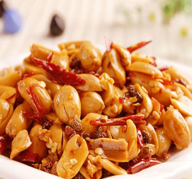 给老爸做下酒的麻辣花生,松脆香辣好吃,诀窍很简单