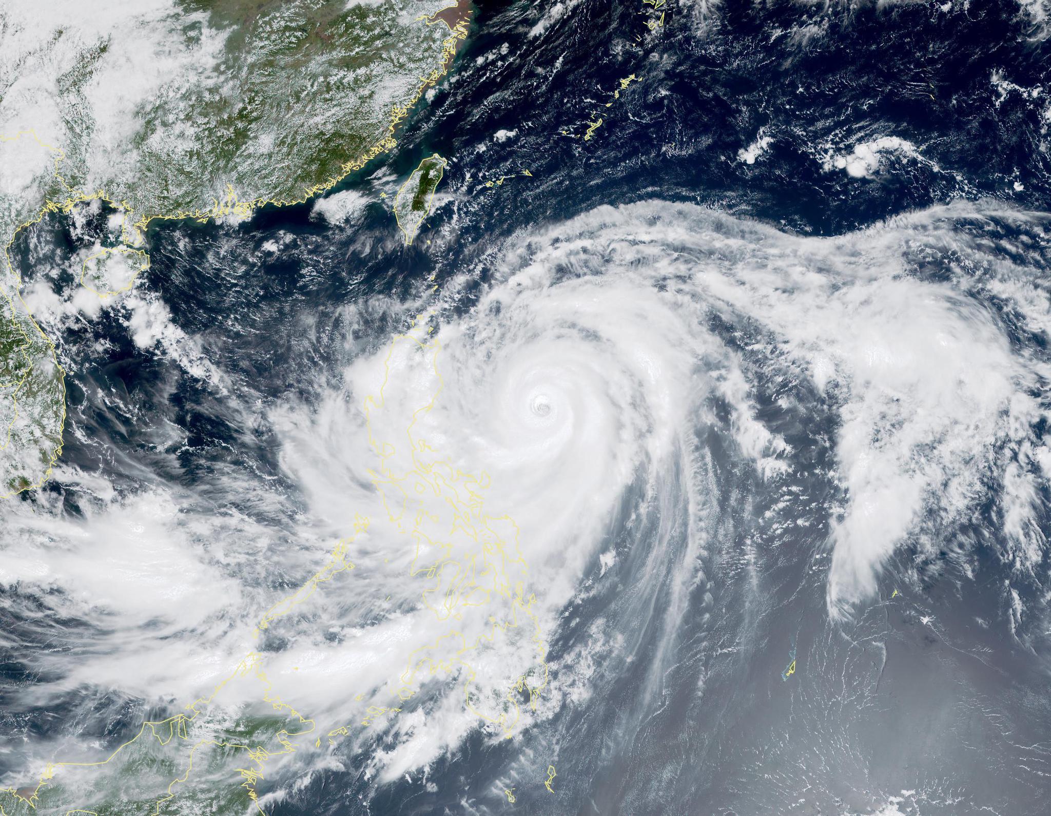 从卫星云图上看,台风山竹个头十分巨大,北侧环流即将抵达我国台湾东部