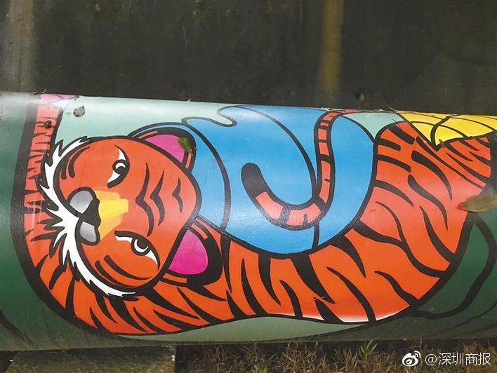 黄色裙子的白雪公主……位于莲花山北侧绿道上的一段彩绘水管格外特别