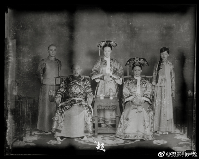 尹超还在微博上分享了另一个版本《如懿传》海报,整体看起来更加复古