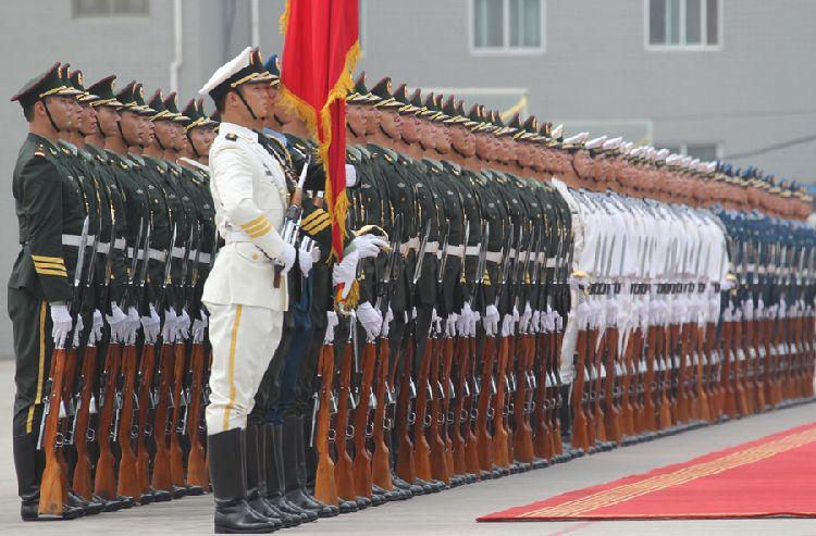 三军仪仗队有战斗力吗? 两年只打过10发56自动步枪? 同样光荣|仪仗队|士兵|战斗力_新浪新闻