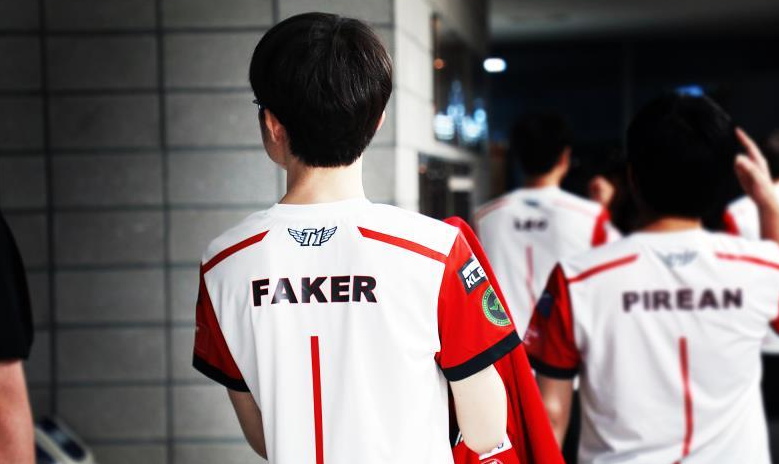 skt豪取四连胜,faker通宵训练,网友:李哥做错了什么?