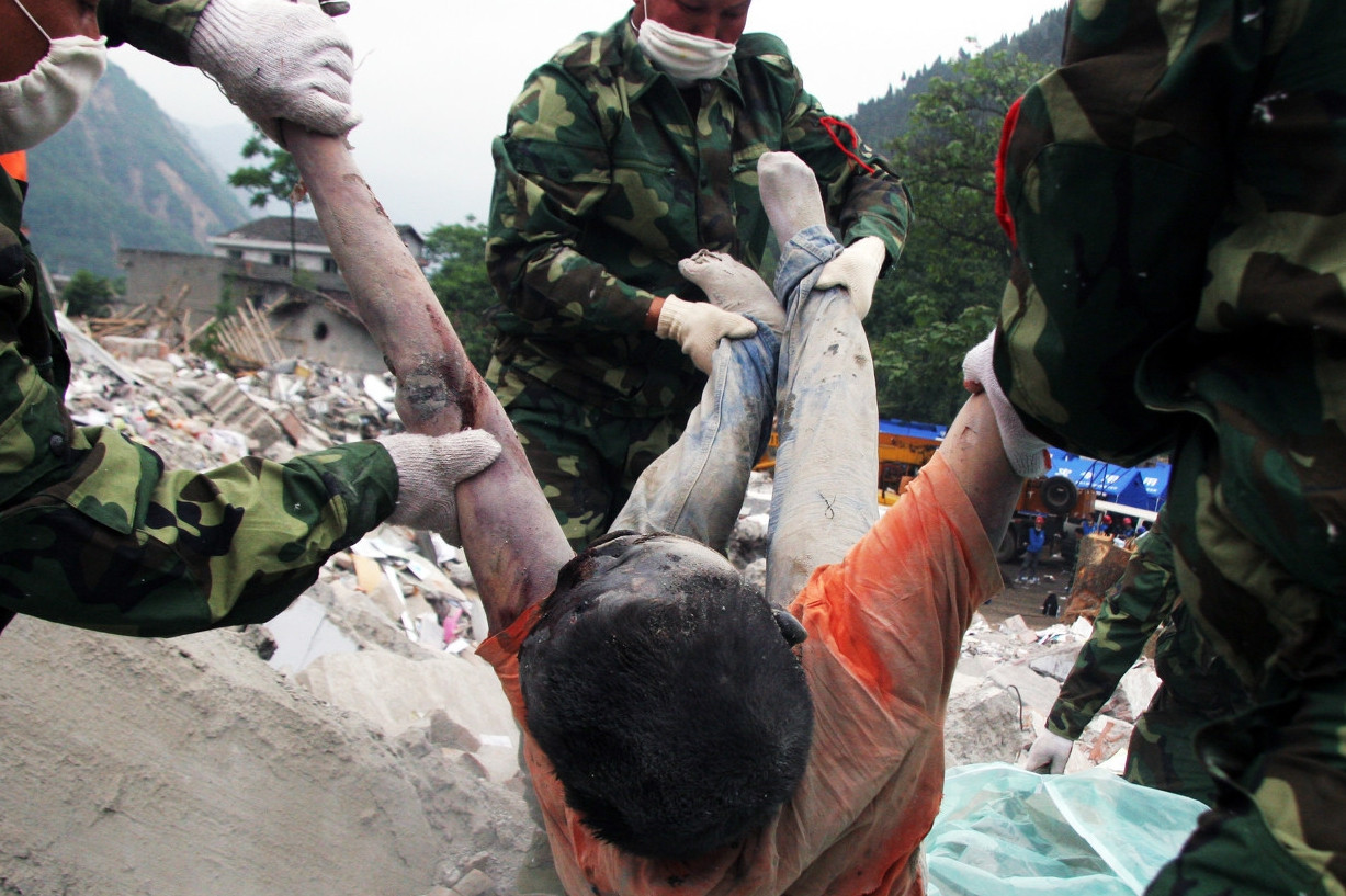 回顾汶川地震14.6万军人舍命救灾10个感人瞬间