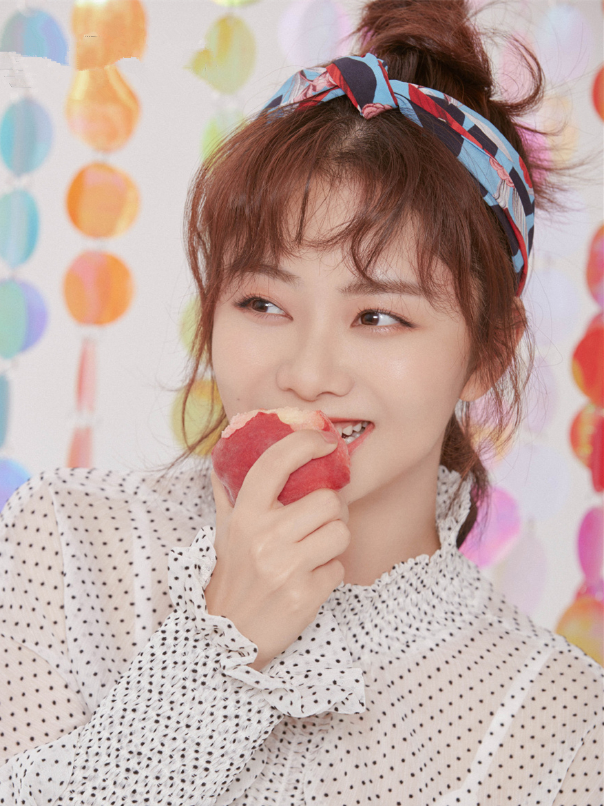 谭松韵厉害了,同样都是丸子头,搭配夸张耳环,差别这么大?