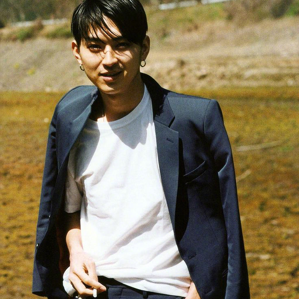 日本模特秋元梢和演员松田翔太宣布结婚