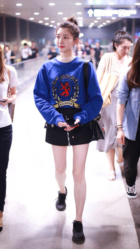 江疏影装少女,蓝色卫衣配短裙现身机场,裙子上的拉链抢眼