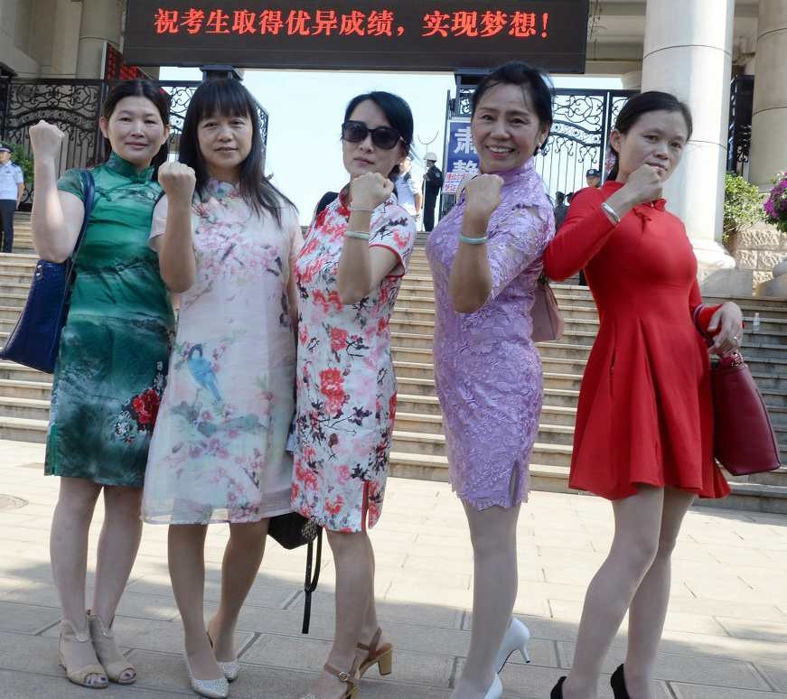 镜头下:妈妈穿旗袍助力孩子高考10个感人瞬间 寓意旗开得胜!