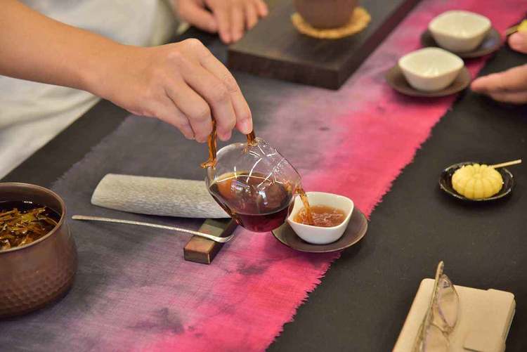 给别人倒茶时对方敲几下桌子是什么意思知道多少茶文化