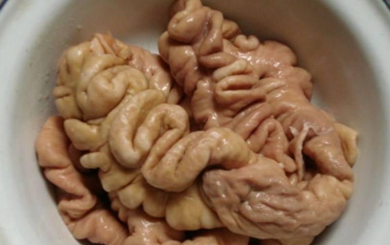 男子往猪大肠里插葱, 老婆见后气坏了, 不想这样补救老婆全吃光!