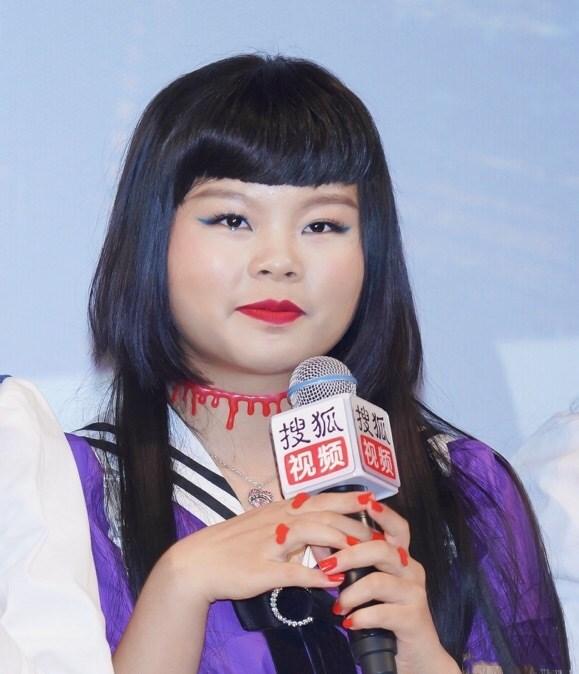 3unshine组合新造型辣眼睛cindy脖子上挂血痕