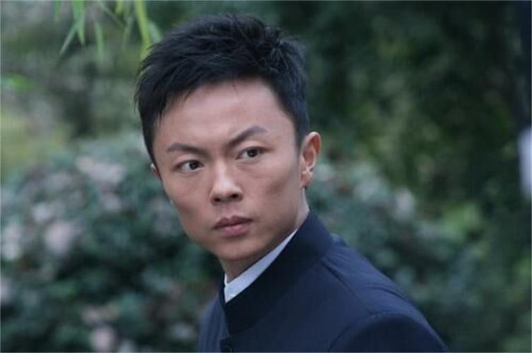 但是在高三那年,在校读书的他被邀请主演电视剧《宰相小甘罗》.