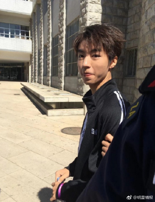 王俊凯素颜现身北京理工大学参与五四联谊活动表演朗诵 向青春致敬>