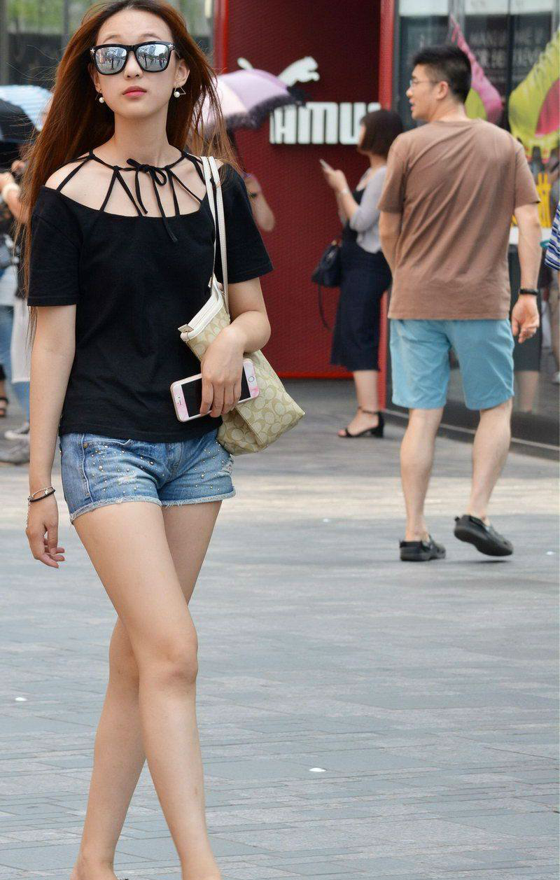 重庆街拍图4超短牛仔裤女人味十足走在街上吸引无数目光