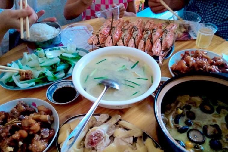 回农村老家老爸带我下馆子, 5菜1汤, 感觉他都把我当客人招待了