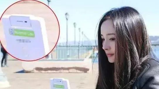 黄子韬手机壳自恋,千玺手机壳真潮,鹿晗跟助理