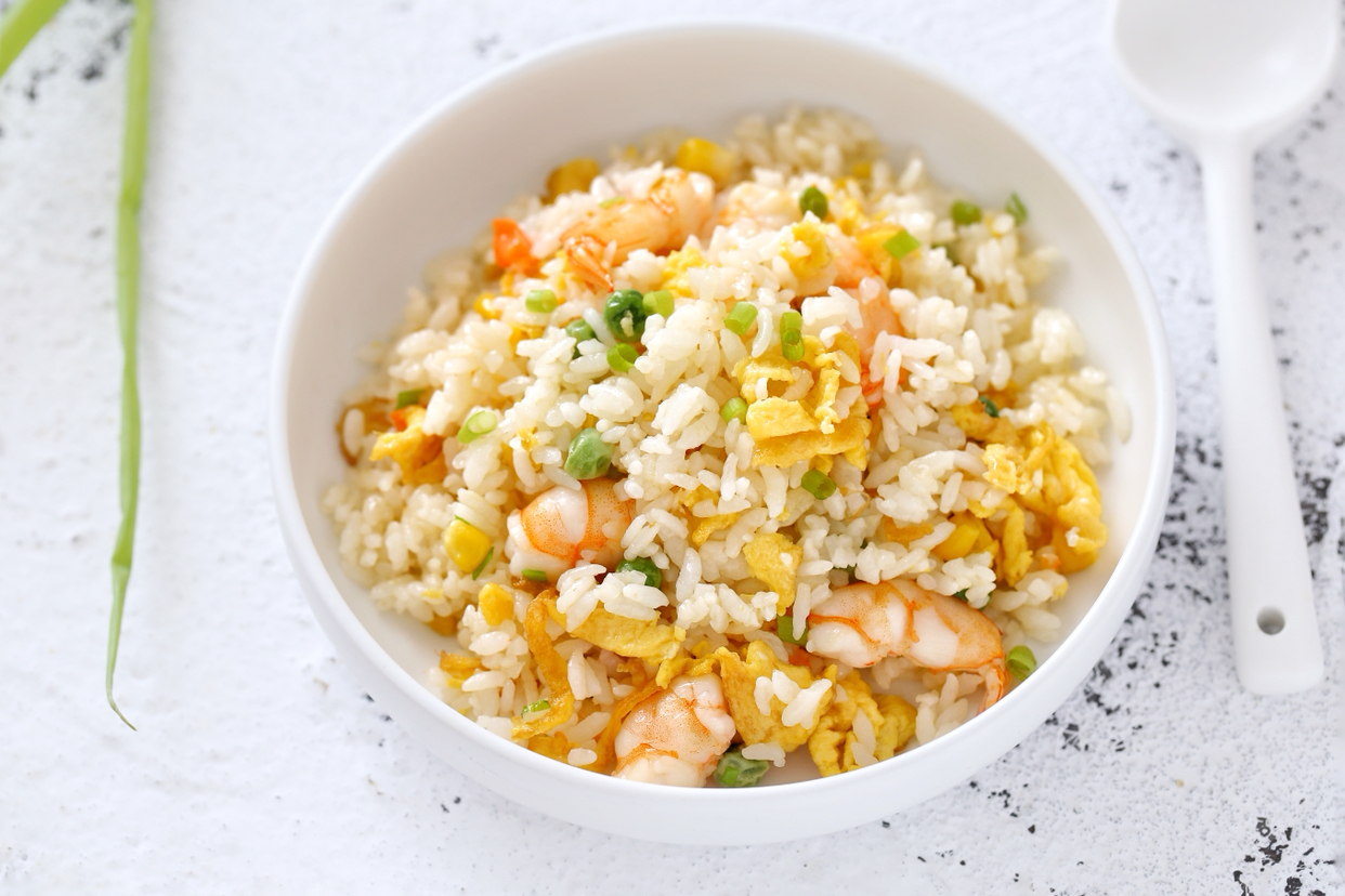 蛋炒饭太单调,加点虾仁低脂又美味,孩子特喜欢,连吃两碗不费劲