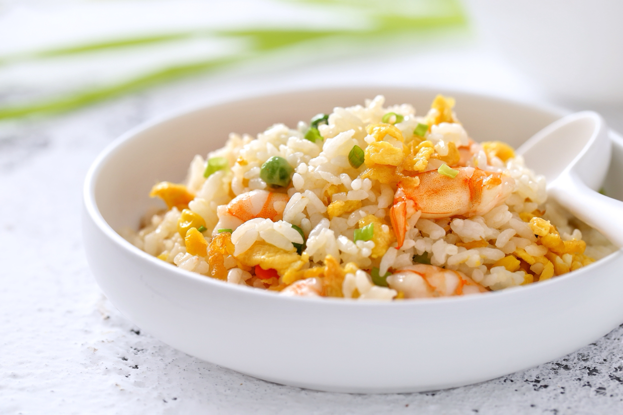 蛋炒饭太单调,加点虾仁低脂又美味,孩子特喜欢,连吃两碗不费劲