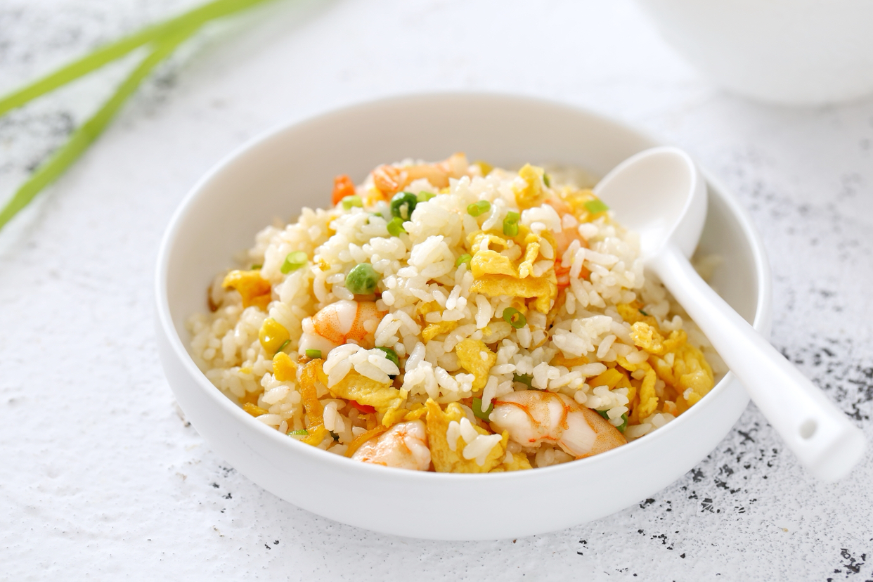 蛋炒饭太单调,加点虾仁低脂又美味,孩子特喜欢,连吃两碗不费劲