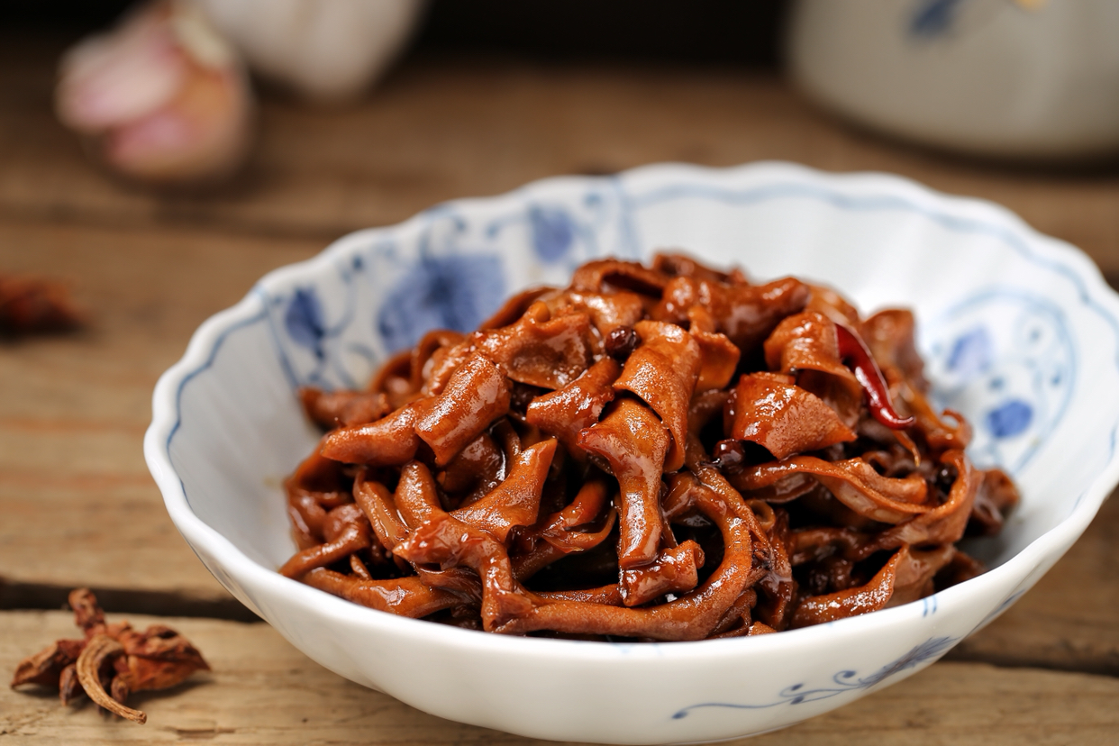 想吃卤鸭肠自己在家就能做,给老公当下酒菜正合适,绝对够味儿!