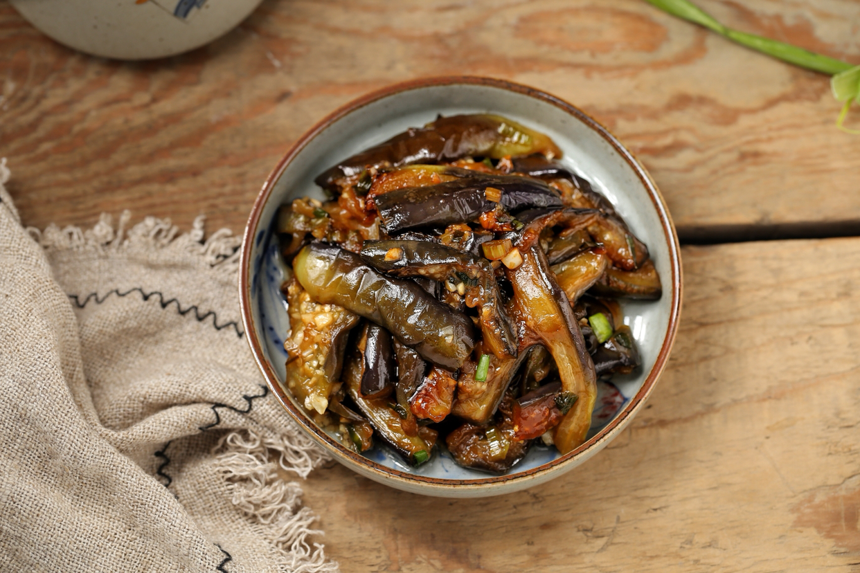 谁说烧茄子必须要过油?跟我这样做,少油不腻特下饭,比肉还好吃