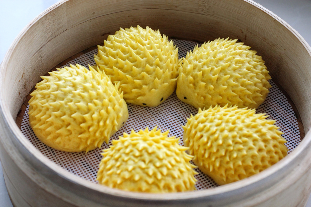 白馒头吃腻了,用剪刀做成小刺猬,蓬松柔软,孩子上桌抢着吃!