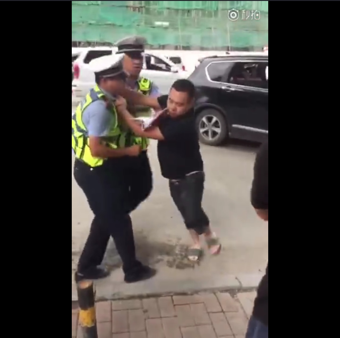 沈阳违章男司机气焰嚣张暴力抗法,疯狂辱骂民警,手提啤酒瓶袭警|啤酒