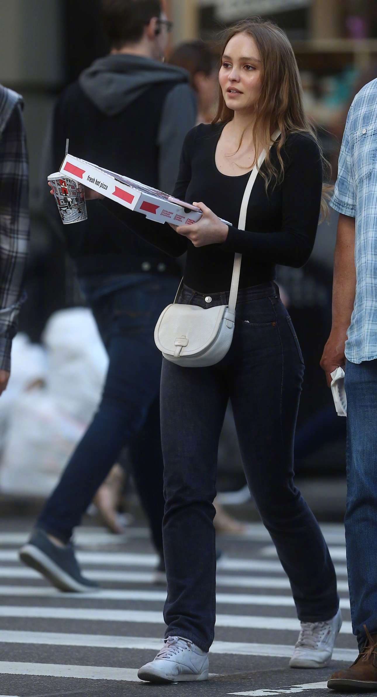 lily-rose depp 在纽约外出购买披萨的街拍.