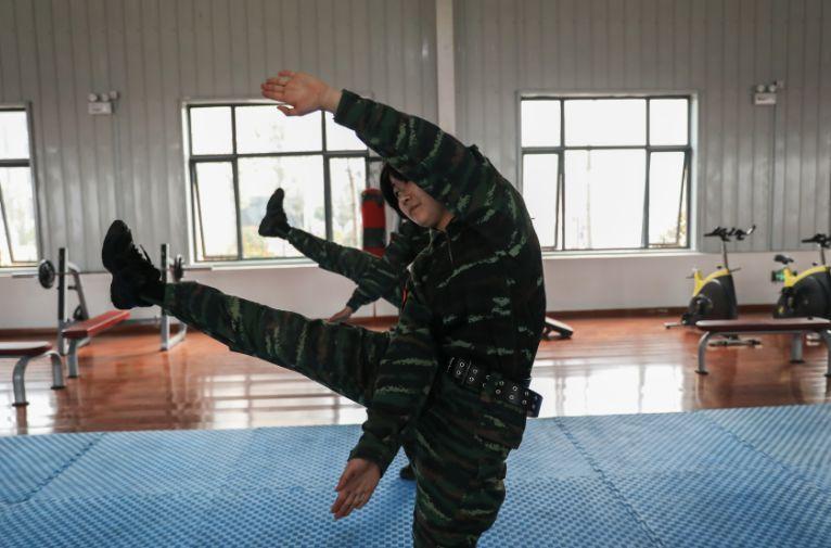 直击98后特战女兵搏击训练 3秒钟ko对手