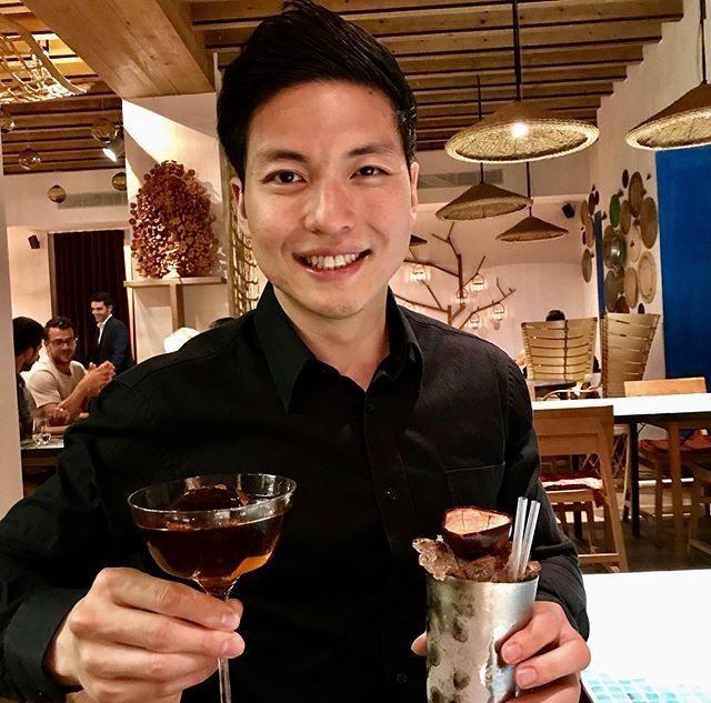 哥哥刘宪庭最开始在台湾大学求学,后来考上加拿大韦士敦大学毅伟商