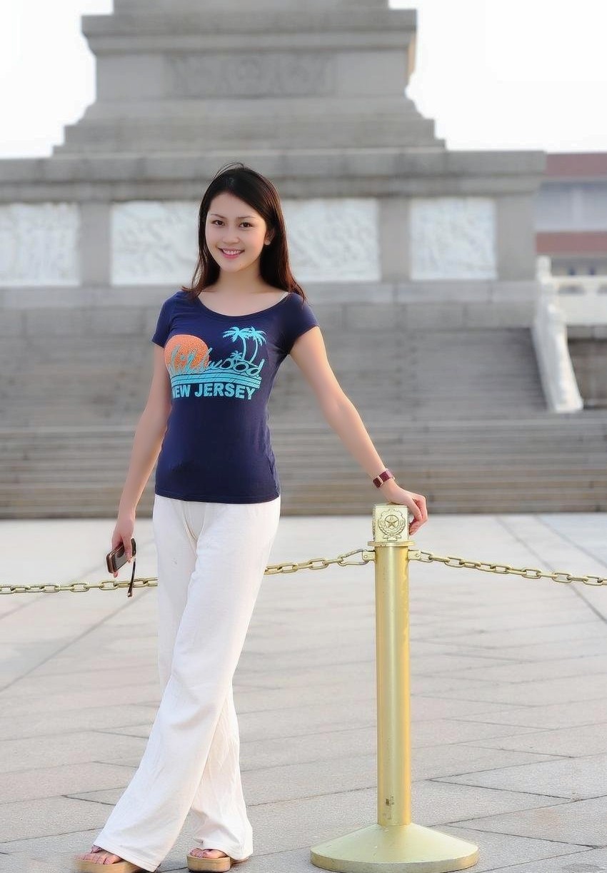 一个行走在天安门广场上的开心笑容美丽女子|天安门广场|美丽女人