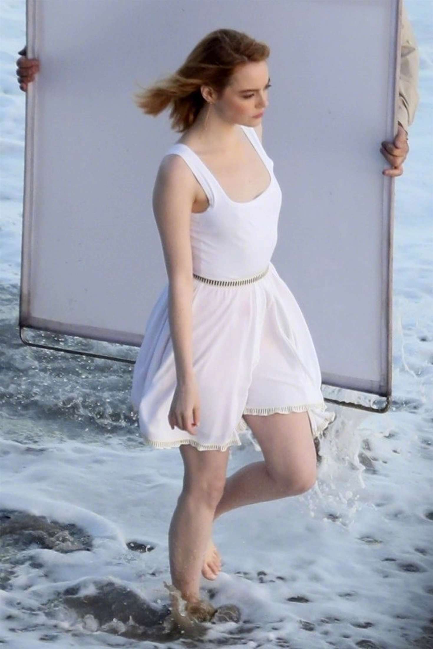 艾玛斯通emmastone身穿着白色连衣裙在加州malibu海滩拍摄大片