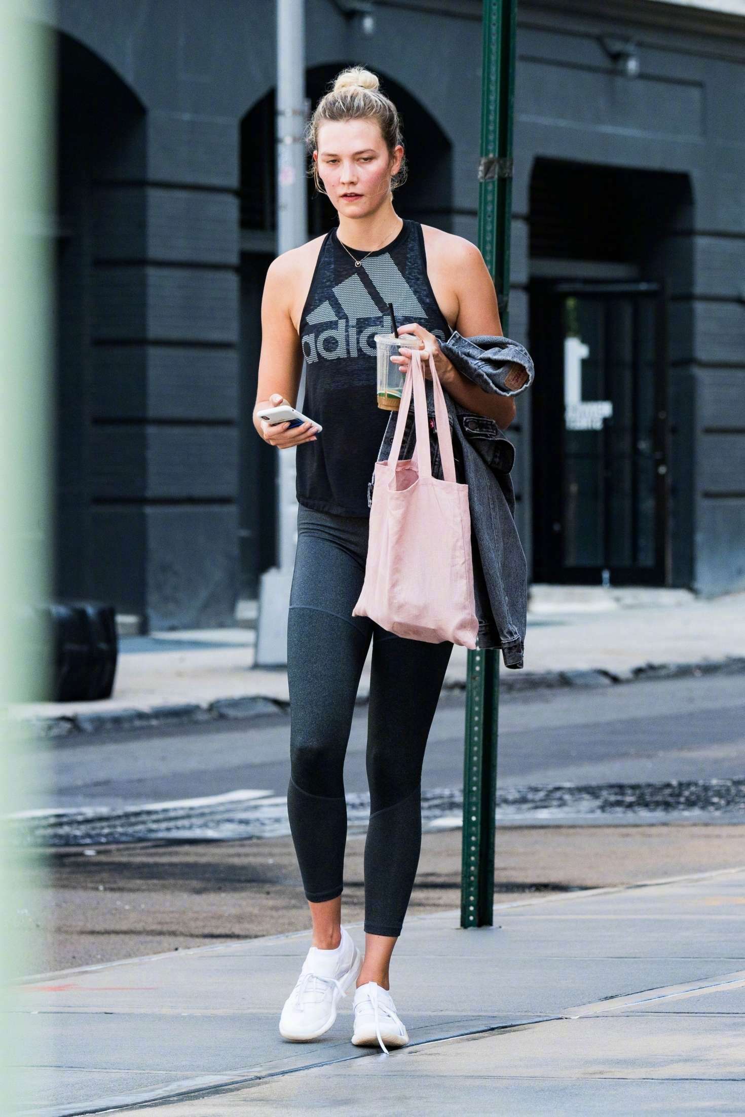 karlie kloss 在纽约健身后离开健身房的街拍.
