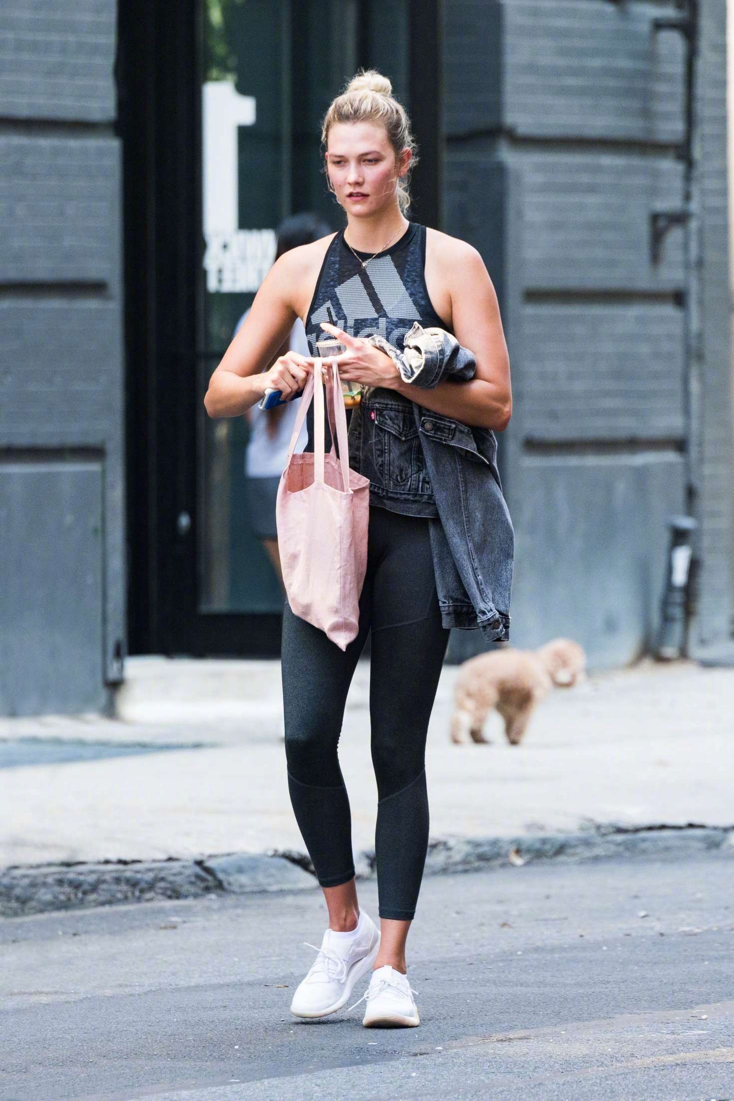 karlie kloss 在纽约健身后离开健身房的街拍.