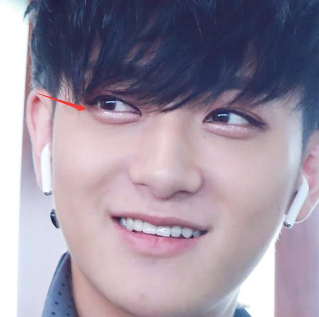 黄子韬现机场拽气十足,眼妆画得比女人还精致,遭粉丝疯狂抓拍!